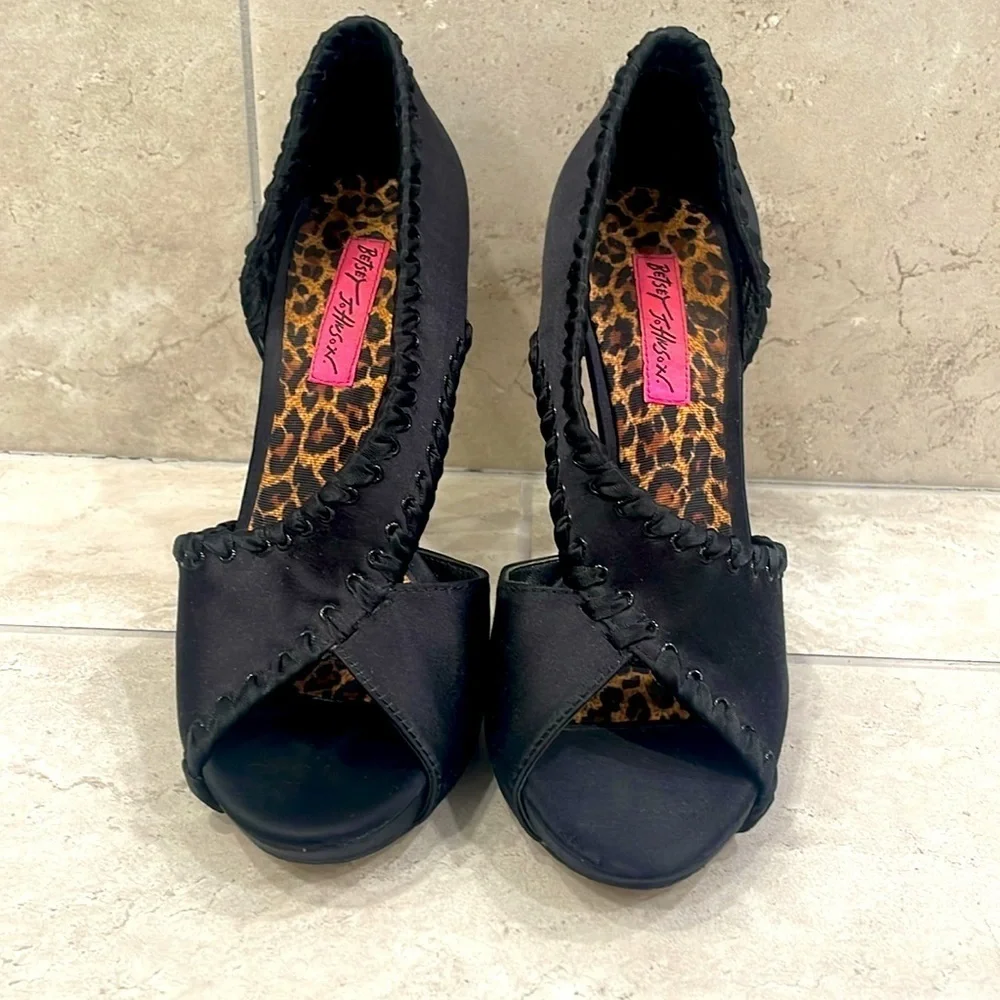 BETSEY JOHNSON Black Satin Walter D'orsay Pumps Size 7  Open-Toe Shoes - Picture 2 of 5